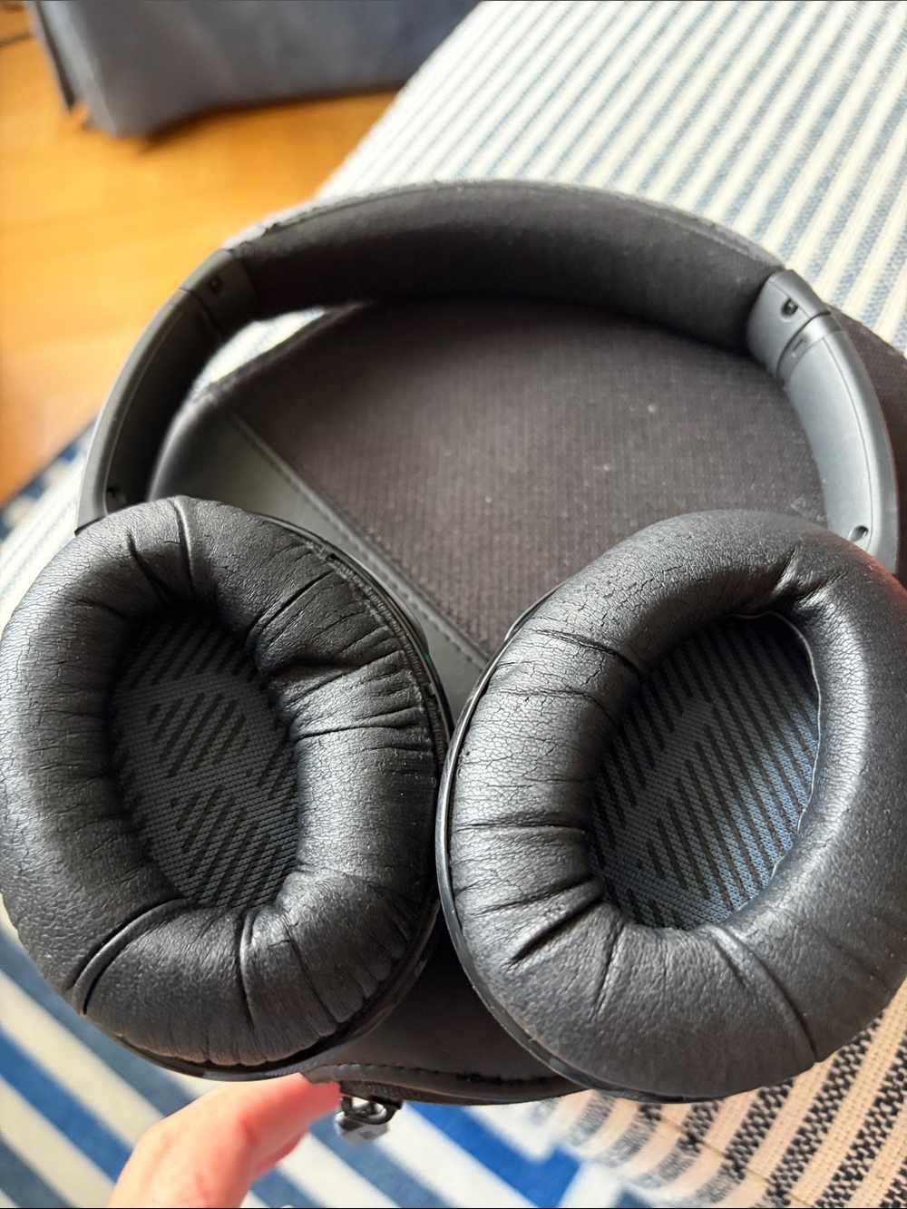 Bose Over-Ear Wireless Headphones - Black - Picture 3 of 6